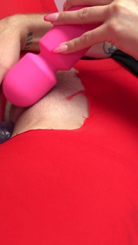 Liliana använder två leksaker för en enorm orgasm