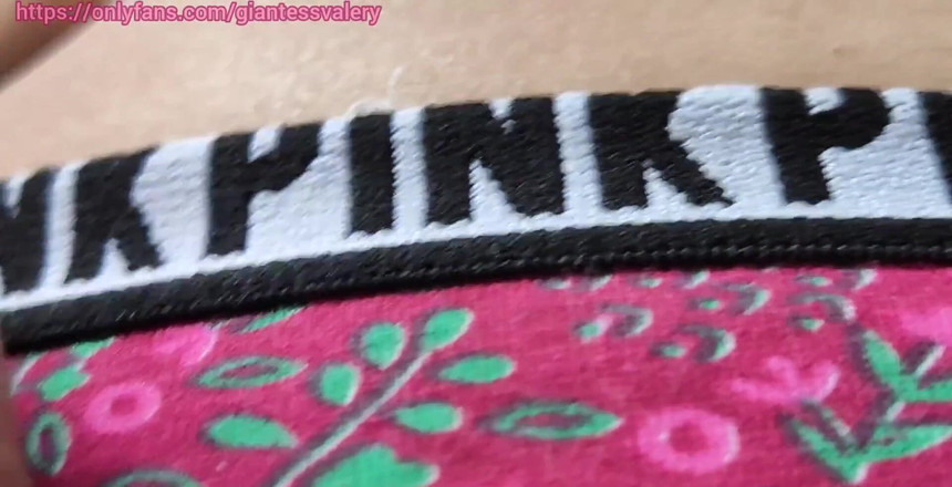 Giantessvalery: Kelihatan seperti si sesat kecil yang kecil memanjat badan saya...