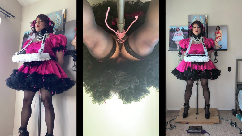 Sissy Candy: Сіссі покоївка з її підносом для обслуговування катається на її підставці для ділдо