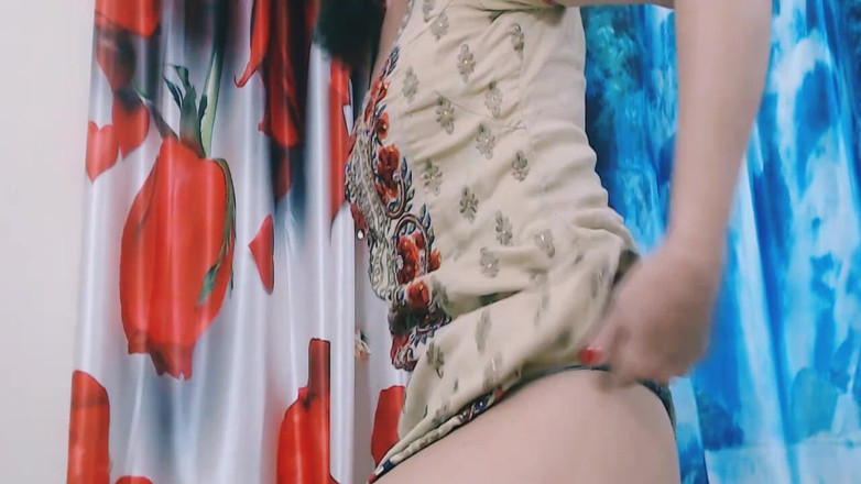 Bolly Karma: Вона зраджує своєму хлопцеві, щоб трахнути мене з любов'ю.