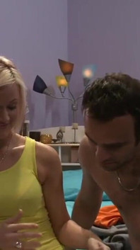 Blond Jasmine Jolie uwielbia smakować nasienie z Sascha