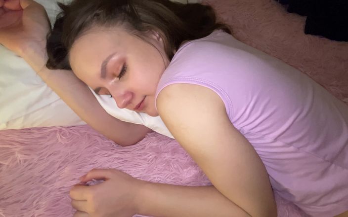 Teen Creampie Patrol: Desperté a mi hijastra con semen en su coño
