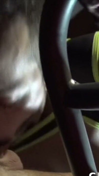 Une salope reçoit un creampie par sa grosse bite de son ami