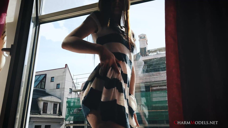 CharmModels: Lea in Sunshine, rothaariges schätzchen am fenster