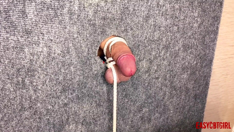 AnnyCandyPainboy: Mestra amarrou fortemente o pau e as bolas do escravo...