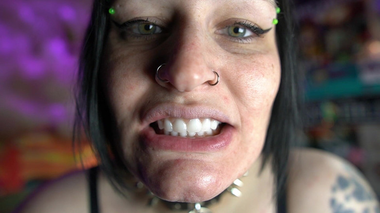GothBunny6669: Sexy gótica juega con sus dentaduras postizas