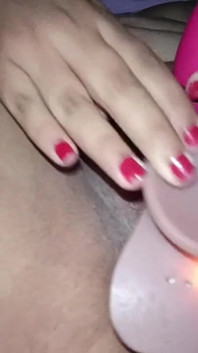 Hebzuchtig poesje wil gepenetreerd worden tot orgasmes.