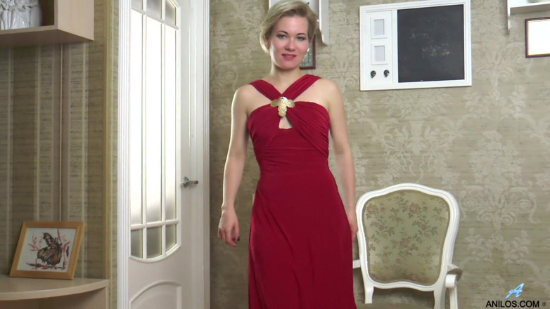 Anilos Solo: Piccola MILF