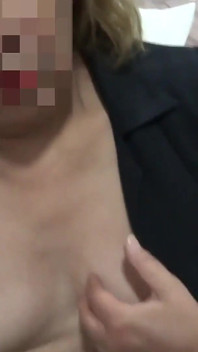 継母は応じて、私が彼女の胸に射精し、精液を胸に擦りつけるのを許してくれました。