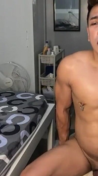 Twink Filipina menari berbogel di bilik tidurnya