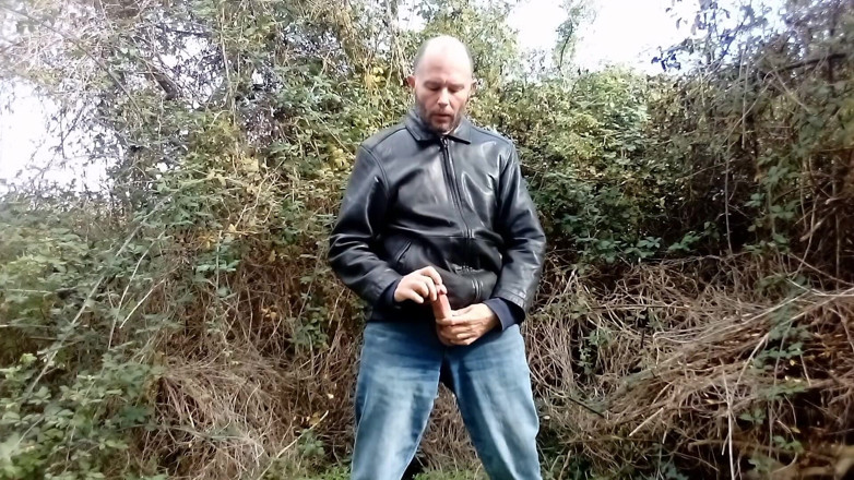 Rockardglans: Rockard Stepdaddy Pissing Wanking and Cumming for Trucker at Outdoor...