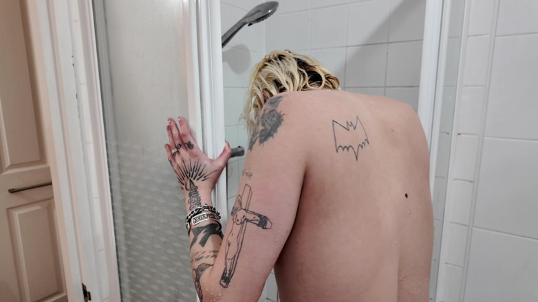 Glitterqueen1999: Fute-mă la duș, sex virtual