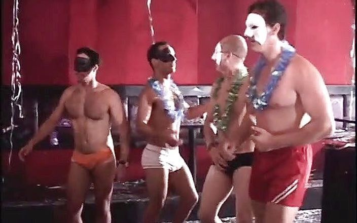 Gays Case: Wunderschöne muskulöse latino-typen in masken haben eine heiße schwule arschfick-orgie