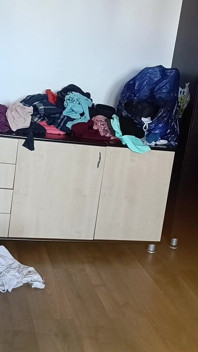 Soția amatoare se distrează încercând hainele și tăindu-le