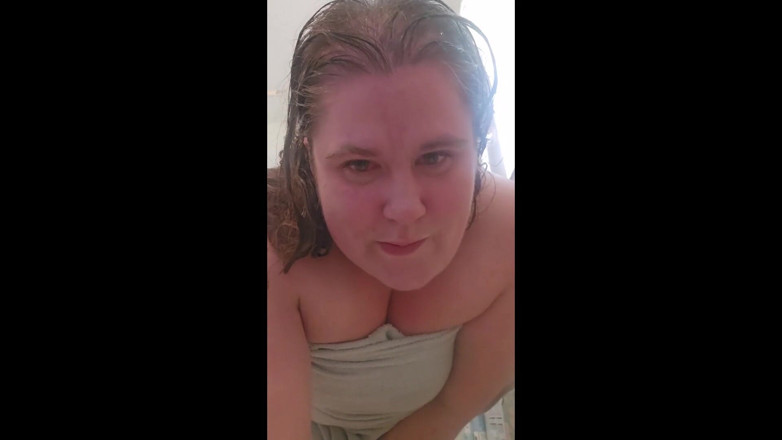 BettyBoomm: Am I Sitting on Your Face or Cock?