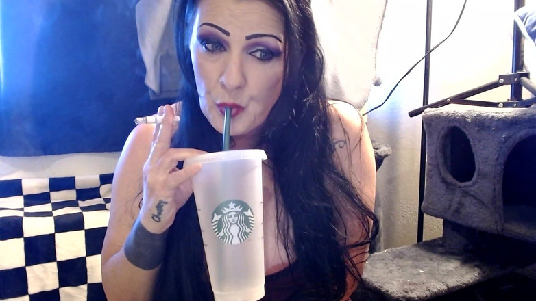 Abby Anna: Грудастая милфа Анна курит сигарету