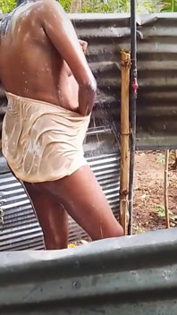 Náctiletá nezbedná desi vesnická holka se koupe venku a tajně to sleduje