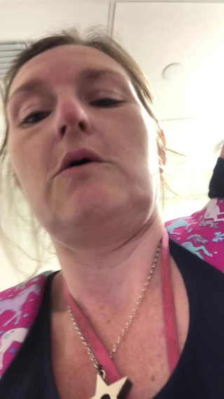 Kwam vast te zitten in een sexy paillettenjurk tijdens het passen van kleding in Las Vegas