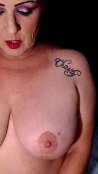 Titty studsar flexar ett bröst fram n tillbaka och båda
