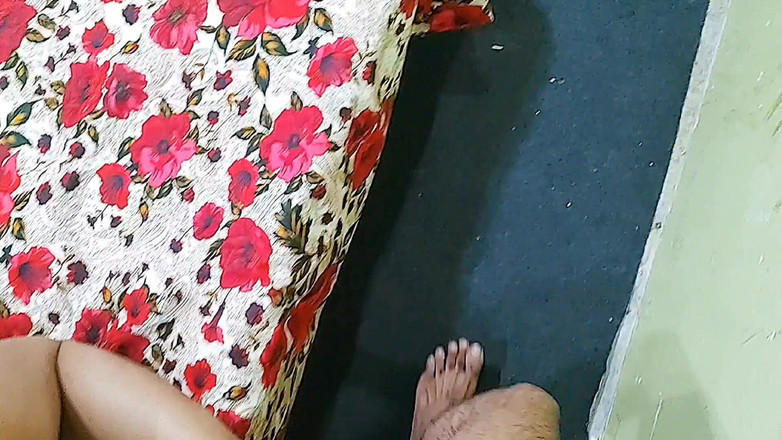 Pakistani CoupleX: Gorący indyjski Bhabhi chce dużego kutasa, podczas gdy jej mąż...