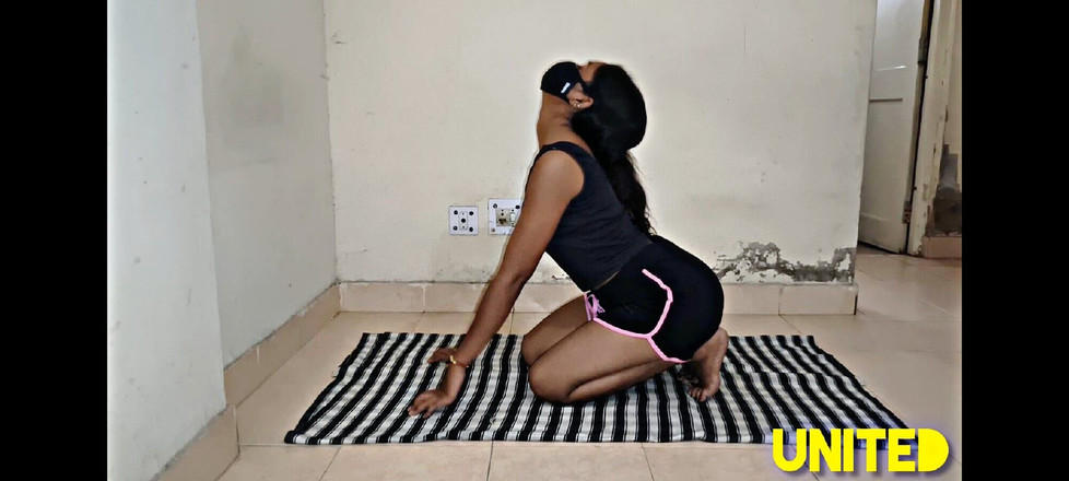 UnitedCourse31: Індійська вчителька йоги трахається з дивовижним струнким тілом студента наодинці в кімнаті