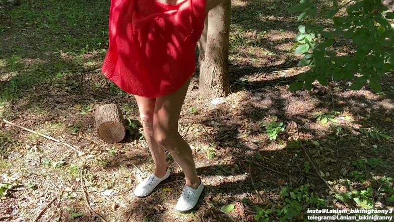 Ladyloveyoung60: La abuela al aire libre muestra sexy tanga meando y...