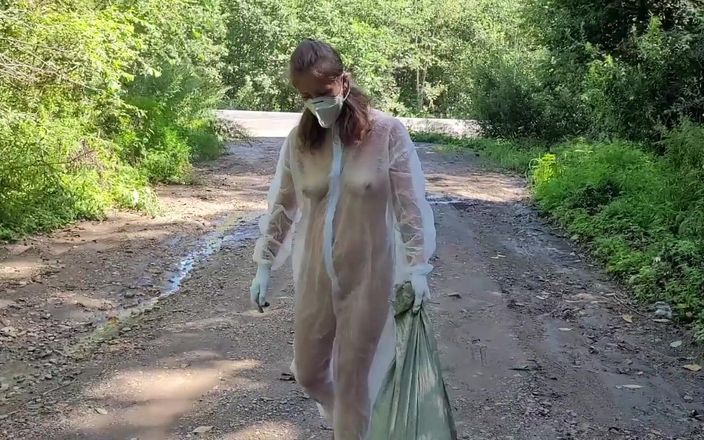 Julia Meow: ठीक है, मैंने जंगल में थोड़ा साफ किया। कूड़े मत डालो, क्योंकि नग्न लड़कियों और लड़कों को यह सब कचरा साफ करना पड़ता है