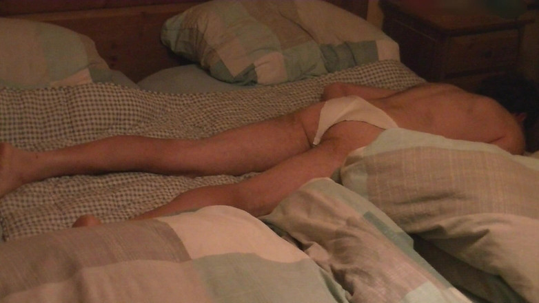 Mark Hannes: Si masturba con una gobba nel letto con lo svestito