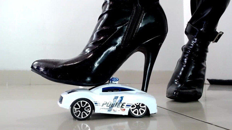 Maeling: Domme giantess latex boot stomped nghiền nát xe cảnh sát