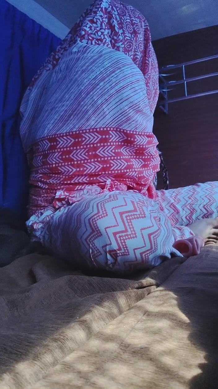 Khushboobhabi: 女孩从她的包里拿出一根塑料