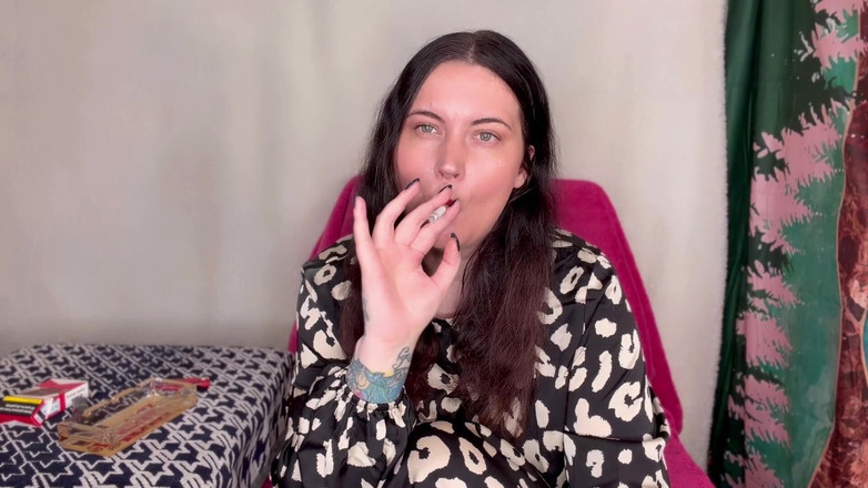 MissFFW: Bayan ffw yazlık elbiseyle sigara içiyor