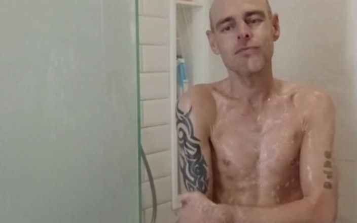 SkinnyWithAHugeDick: 在淋浴时粗暴地操逼，然后在客厅里干她
