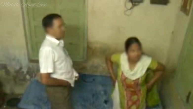 Middle Aged Sex: Indisk real Desi maid fitta slickar och fusk sex
