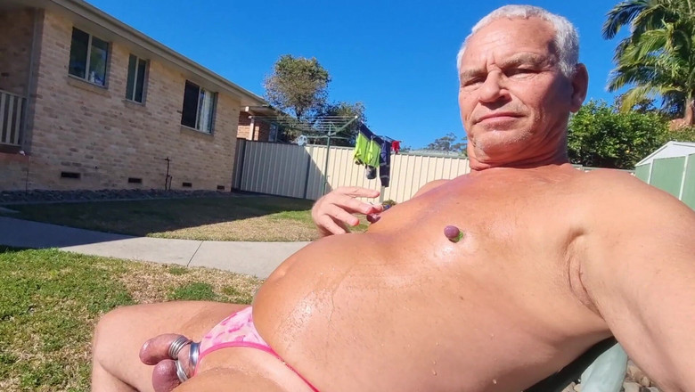 yogiyumyum: 自分に小便をする