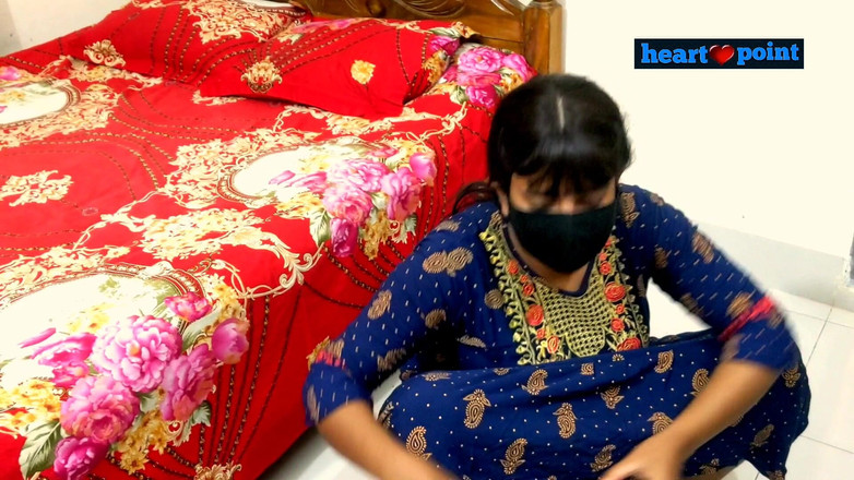 Heartpoint: 18+ कामकाजी लड़की घर में चुदाई कर रही है