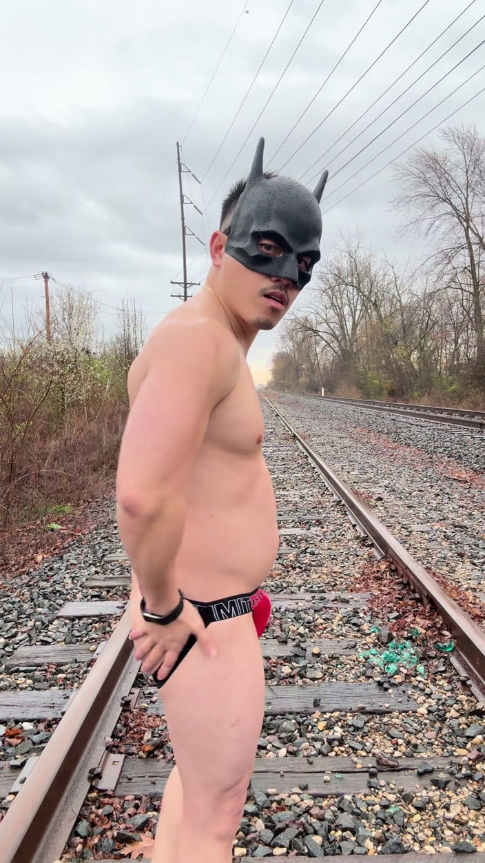 Barenakedmuscles: Пропитанный дождем азиатский мускулулистый бог в Jockstrap подпрыгивает на Pecs, показывает V-taper и ест его массивную порцию спермы на железнодорожных путях