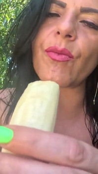 J’adore les grosses bananes, elles me remplissent la bouche.