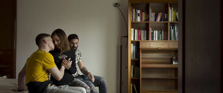 Verso Cinema: Remaja bertatu panas dikongkek dua belah dalam seks bertiga