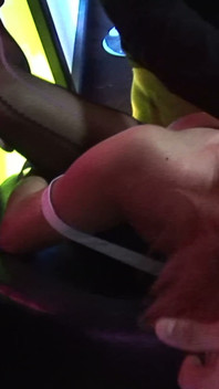 Busty Pole Tanečnice v síťovaných punčochách jsou ošukané do análu na jevišti striptýzového klubu
