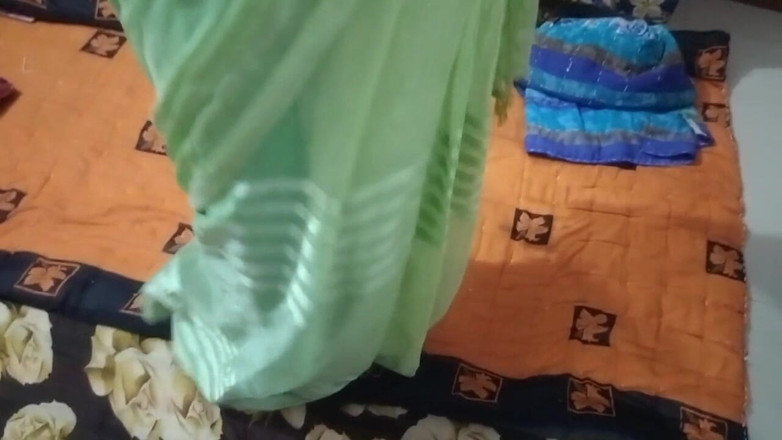 Hemant: देसी मराठी आंटी एमसी पैड बदल रही है
