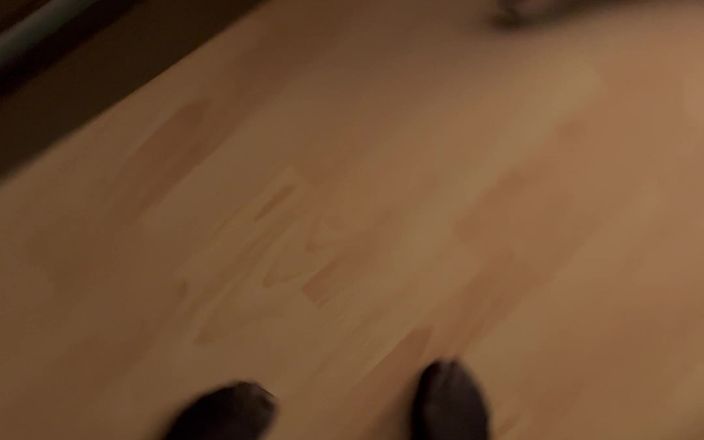 Feet: 第一人称视角：穿着黑色紧身衣行走