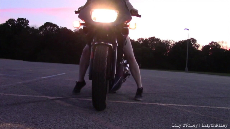 Lily O'Riley: Biquíni Sportbike Riding (wmv)