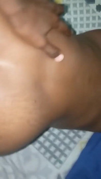 Melatih adik tiriku yang masih perawan cara ngentot gaya doggy, backshot. Memek paling bejat