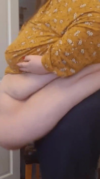 Ssbbw iri güzel kadın göbek sallıyor ve sallıyor