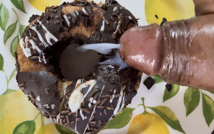 Brunettehotts: Тебе нравится пончик с молоком