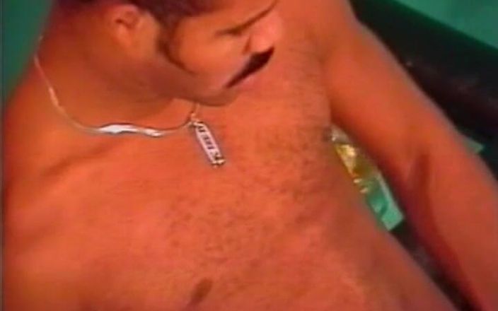 Gay vintage vibes: Bărbați intensi în sincronizare 5