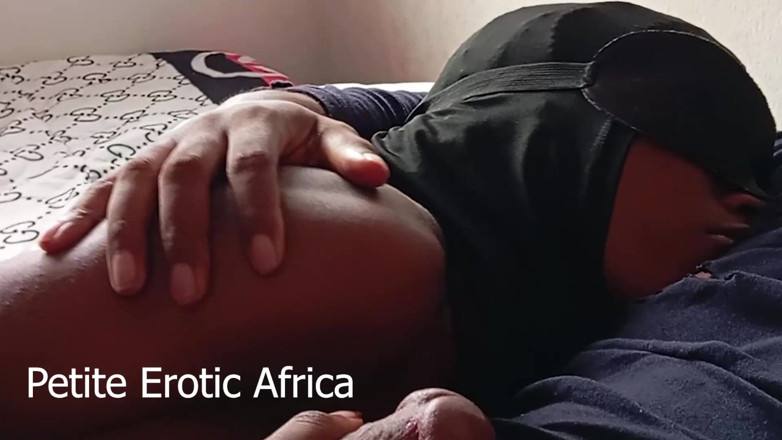 Petite Erotic Africa: Afrikalı genç kız banyoda taze