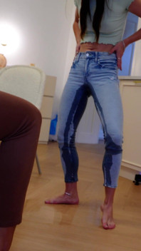 Chị kế làm ướt quần jean và quần legging