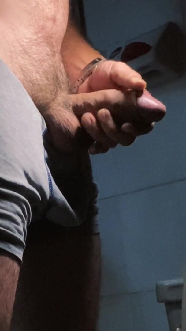 Latin mature king: マッチョな男が大きなチンコで小便をする