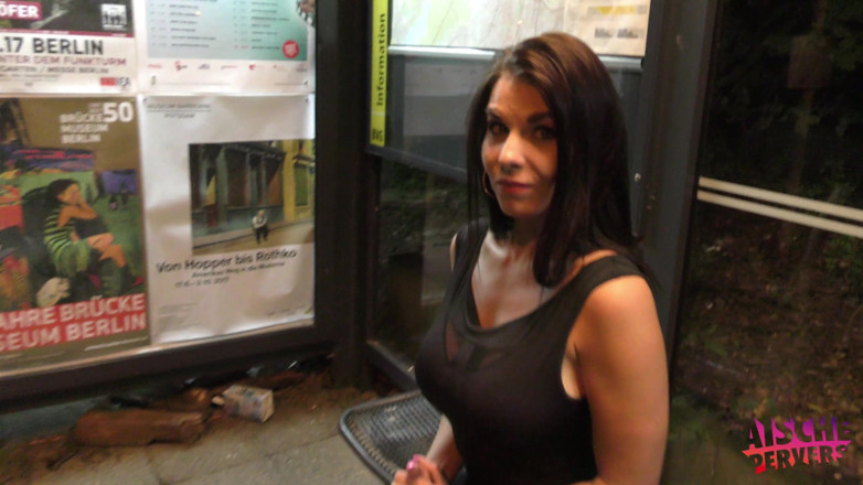 Aische Pervers: Muhteşem Alman orta yaşlı seksi kadın otobüs terminalinde götten sikiliyor
